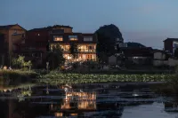 Puzhe Heiye Sheyin Luxury Lake View Resort Hotel