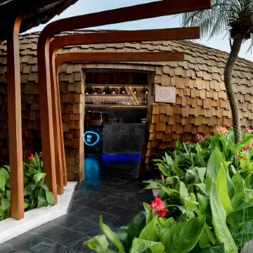 Wyndham Grand Nai Harn Beach Phuket Отели рядом с достопримечательностью «Смотровая площадка Ката-Карон»