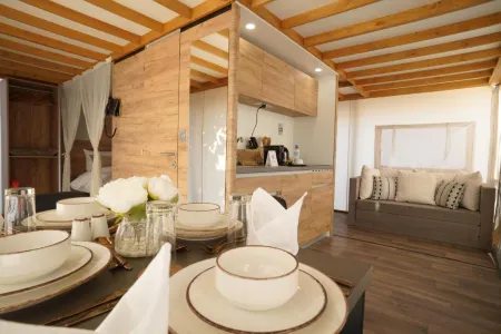 Bab Al Nojoum Hudayriyat Camp Отели рядом с достопримечательностью «Khalifa University Extension»