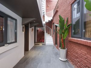 Alley to the homestay (Lijingmen Cross Street Branch)