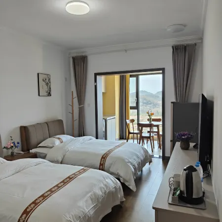 Tuyue Homestay (Lvcongpo Ski Resort)