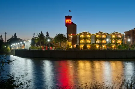 Napa River Inn Отели рядом с достопримечательностью «Artesa Vineyards & Winery»