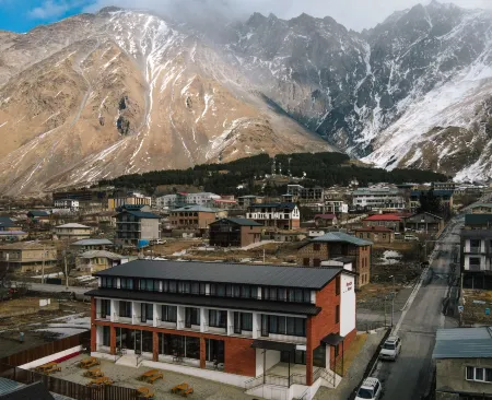 Mountain House Hotel & Restaurant Отели в г. Степанцминда