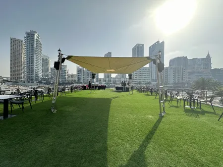 Overnight Super Yacht - Orchid Отели рядом с достопримечательностью «du Arena»