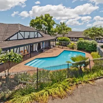 Oakwood Manor Motor Lodge Hotel dekat Gunung Mangere