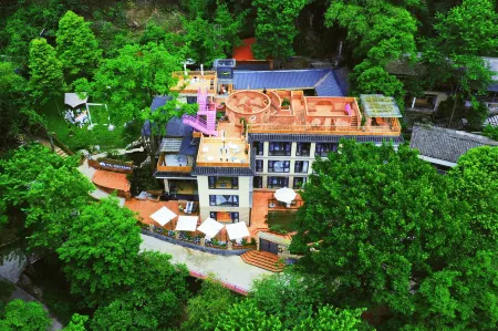 Qingcheng Mountain YINGXIGU Valley Forest Private Tang Cinema Hotel Отели рядом с достопримечательностью «Baiyun Wanfo Cave»