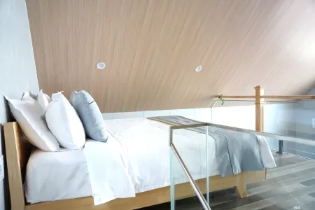 Lingshang Shinian Homestay Отели в г. Тьели