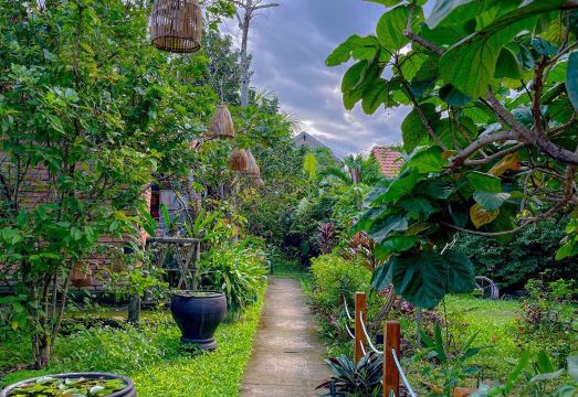 Hue Lotus Homestay 정원과 동물