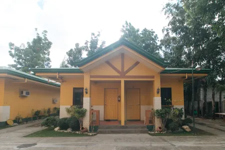 RedDoorz @ Farm Side Hotel Laoag City Отели в г. Северный Илокос