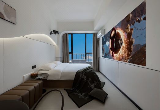 호텔 주변의 상업 지구 모습