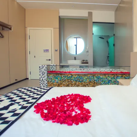 Maitreya Huxi Man Hot Spring Homestay (Huquan Water Town Tourist Resort Scenic Area Branch)