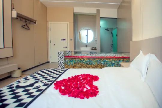 Maitreya Huxi Man Hot Spring Homestay (Huquan Water Town Tourist Resort Scenic Area Branch)