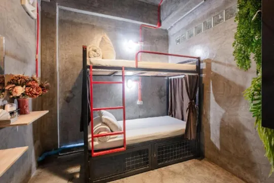 เตียงสองชั้นในห้องพักรวมชาย-หญิงแบบ 2 เตียง