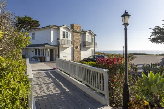 Pelican Inn & Suites