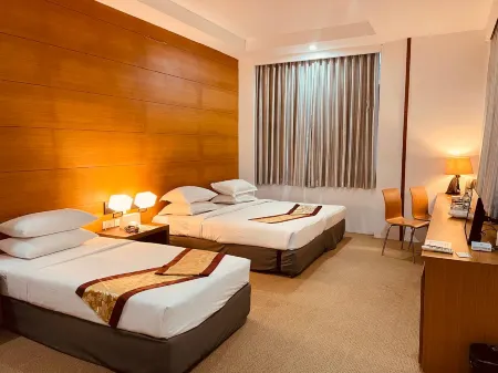 Yama Hotel & Rooftop Bar Отели в г. Botataung