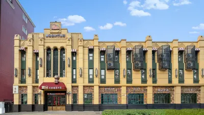 Mahoo's Holiday Inn Hotels near China Dinosaur Pavilion