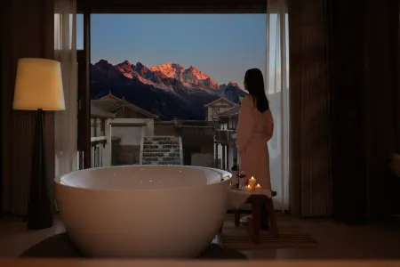 Golden Sunset CloudPeak International Grand Villa Resort, Xixiangyuan, Baisha Ancient Town Отели рядом с достопримечательностью «Lijiang Snow Mountain Falcon Valley Scenic Area»