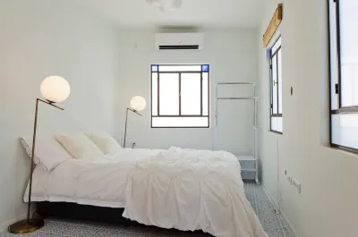 設計雅法海濱隱居處，帶屋頂，由 Sea N' Rent 提供 巴特亞姆住宿飯店