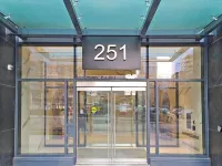 INFIVILLA Suites Eaton Center Отели рядом с достопримечательностью «Йонг-Дундас»