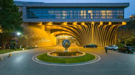 Garden Grand Hotel Nanxun Отели рядом с достопримечательностью «Zhejiang University of Water Conservancy Hydropower (Nanzhang Campus)»