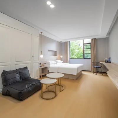 Light City Hotel Chengdu (Exit C2 Jinli-Wuhou Temple Metro Station) โรงแรมใกล้ศาลเจ้า Wuhou