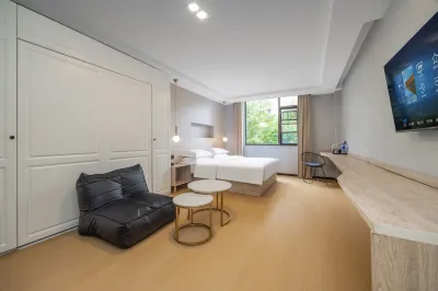 Qingcheng Hotel (Jinli-Wuhou Temple Metro Station C2 Exit) Hotels near Chengdu Wuhou Shrine Museum