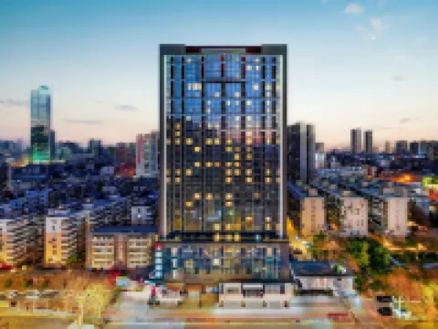 Radisson RED Wuhan Jianghan Road โรงแรมในอู่ฮั่น