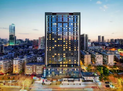 Wuhan Jianghan Road Radisson RED Hotel Отели рядом с достопримечательностью «Shouyi Campus Gymnasium， Zhongnan University of Economics and Law»