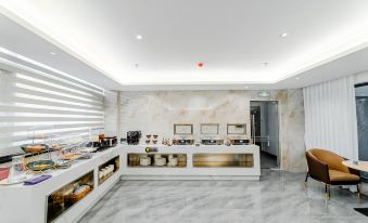 Longchuan Yibao Hotel