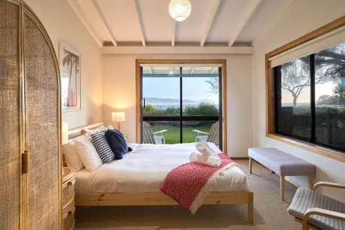 Waubs Beach Cottage Hotels in Bicheno