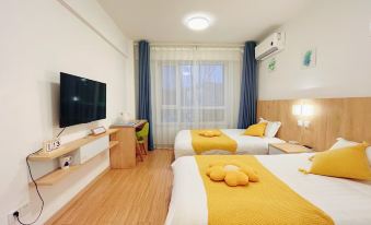 Xunjian · Snow World | Snow Falling in Front of the Courtyard, Mountains as Neighbors | Villa