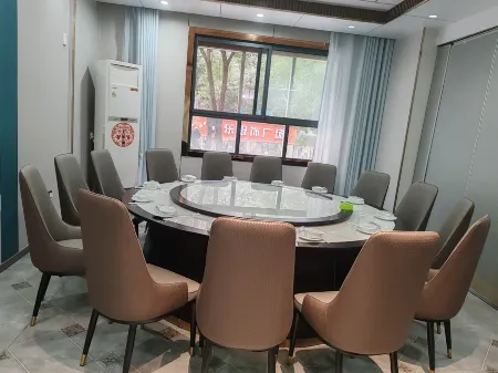 Xuanyue Hotel Отели рядом с достопримечательностью «the master of Tianzhu Peak»