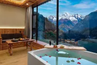 Lixian Guergou · Realm · Encounter Snow Mountain Resort - Balkon