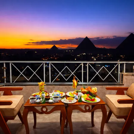 Zoom Pyramids View Inn