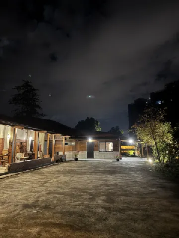 Slow Travel Space for Neighbors