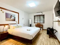 Baan Inta Hostel Hotels near Wat Ratchaburana