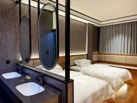Holly Hotel