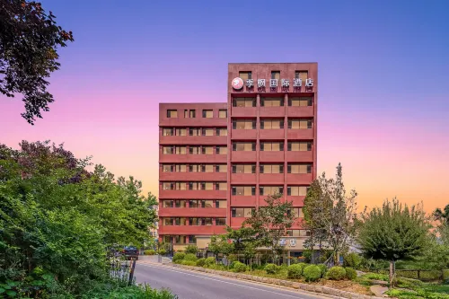 Jifeng International Hotel (Xianggong Street Metro Station, Xi'an Road Commercial Street, Dalian)