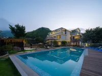 Floral Hotel·Moon Bay Yunyinli B&B in Jingxian County - Private Pools