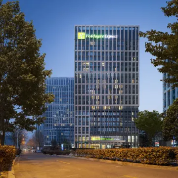 Holiday Inn Express QINGDAO WEST COAST by IHG Отели рядом с достопримечательностью «Пляж Голден-Бич»