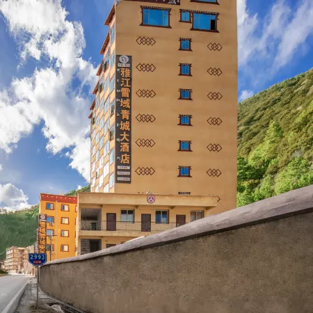 Yayajiang Xueyu Qingcheng Hotel