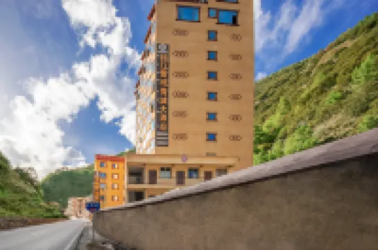 Yayajiang Xueyu Qingcheng Hotel