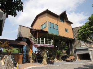 Peak Tree House