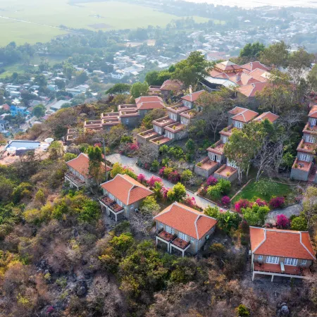 Victoria Nui Sam Lodge