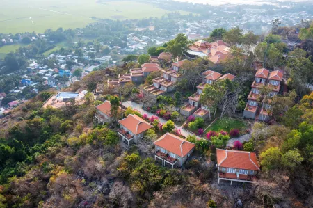 Victoria Nui Sam Lodge Отели рядом с достопримечательностью «Ba Chua Xu Temple»