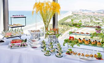 Yarra Ocean Suites Danang
