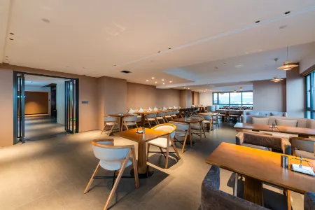 Yeste International Hotel (Jingdongfang Yuyongguangchang) Отели рядом с достопримечательностью «Fujian Technological Normal University (Shizhushan Campus)»