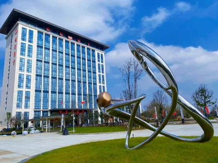 Chenggu liquor building Отели рядом с достопримечательностью «Tomb of Zhang Qian»