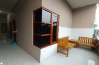Wisma Kencana Guesthouse Hotel dekat Lapangan Krempan, Waru