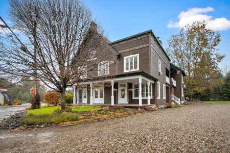 Le 900 Tremblant Inn Café and Bistro Отели рядом с достопримечательностью «Ski de fond Mont-Tremblant»